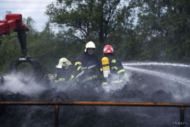 V Beluši horí skládka pneumatík. Hasiči zasahujú už viac než 6 hodín