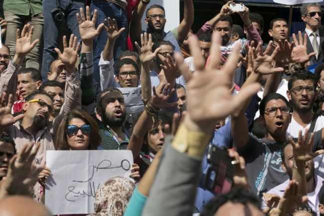 Za nepovolené protesty hromadne v Egypte odsúdili vyše 100 ľudí