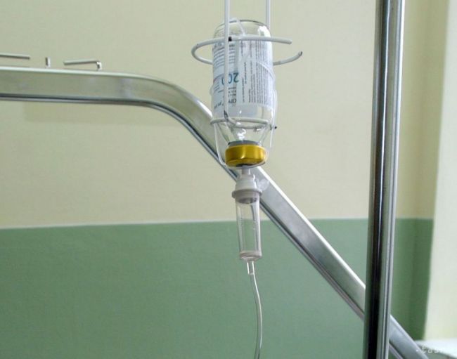 Mladý Afganec bojuje o život po násilnostiach v ubytovni pre utečencov