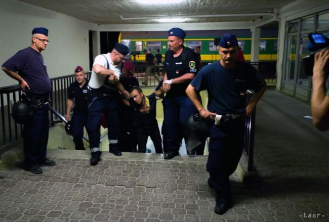 V zbernom tábore bodol Afganec svojho mladšieho krajana do brucha