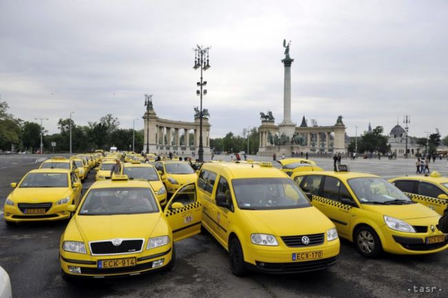 Taxikári v Budapešti opäť protestujú proti Uberu