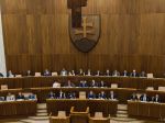 Parlament začal rokovať, dominovať budú opozičné návrhy