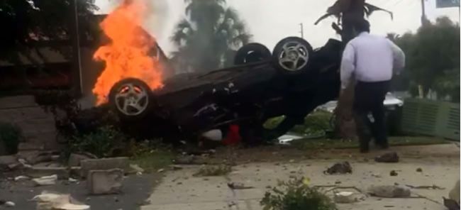 Video: Neznámy muž zachránil obeť autohavárie pred plameňmi