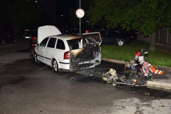 FOTO: V Bratislave horeli autá. Polícia už má vinníkov