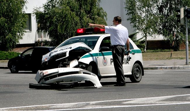 Opitý šofér úmyselne narazil do policajnej hliadky