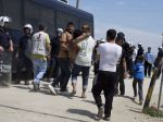 EK: Prerozdelenie migrantov z Grécka a Talianska výrazne mešká