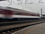 Pri Považskej Bystrici narazili vlaky, na koľajniciach boli prekážky