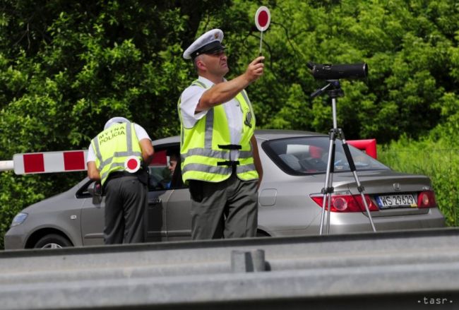Vodič s vyše dvomi promile úmyselne narazil do policajnej hliadky