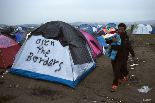 Na srbskej hranici s Maďarskom vzniklo malé stanové mestečko migrantov