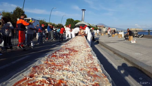 V Neapole vyrobili pizzu dlhú takmer dva kilometre