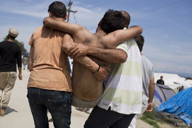 Grécka polícia zahnala protestujúcich migrantov na macedónskej hranici