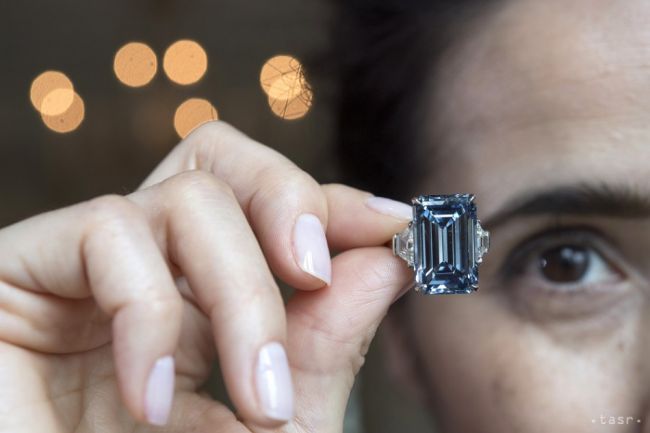 Diamant Oppenheimer Blue vydražili za rekordných 51,3 milióna eur