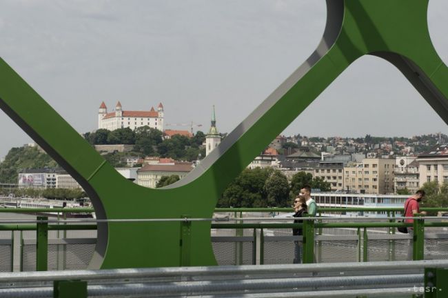 VIDEO: Chodci a cyklisti už môžu prechádzať cez Starý most