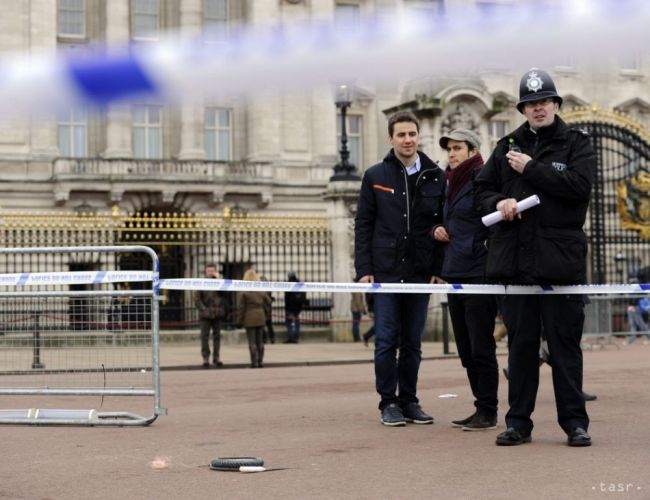 Muž vnikol na nádvorie Buckinghamského paláca, polícia ho zadržala
