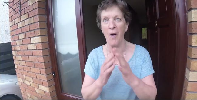 Video: Syn prekvapil mamu nečakanou návštevou
