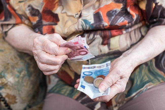 Štát prispeje niektorým dôchodcom na Vianoce o 100 eur viac