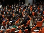Tureckí poslanci odhlasovali hromadné zrušenie imunity