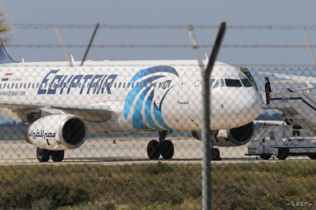 POTVRDENÉ: V lietadle sa pred haváriou naozaj spustili detektory dymu