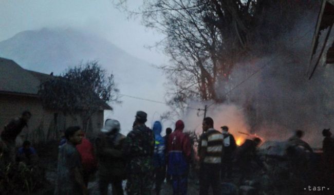 Indonézska sopka Sinabung vybuchla a usmrtila troch ľudí