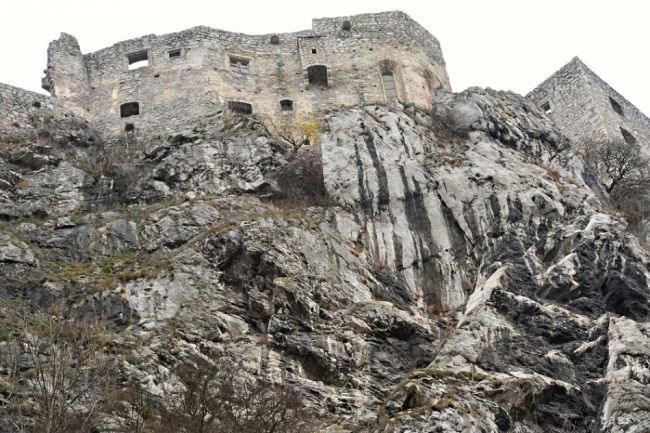 Nočná prehliadka hradu Strečno ponúkla ohňovú šou i pozorovanie oblohy