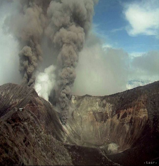 Sopka Turrialba na Kostarike vybuchuje a chrlí mračná popola