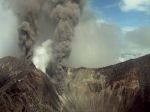 Sopka Turrialba na Kostarike vybuchuje a chrlí mračná popola