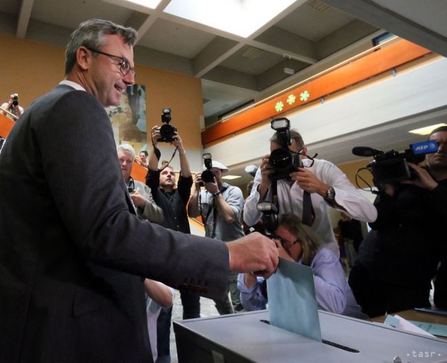Prognózy pripisujú obom rakúskym kandidátom na prezidenta 50 percent
