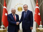 Turecký premiér odstúpil, vládu vytvorí spojenec prezidenta Erdogana