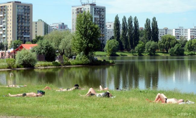 Začiatok týždňa bude letne horúci, môžu sa vyskytnúť i búrky