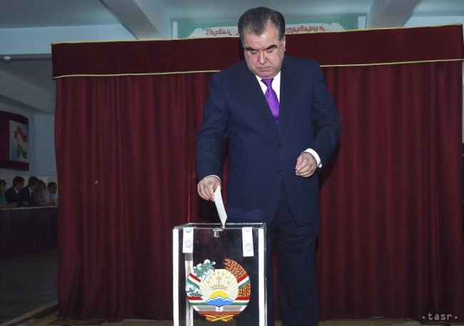 Tadžickí voliči odobrili zmeny: Rachmon môže vládnuť neobmedzene