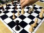 Pred Starou tržnicou v Bratislave pribudol šachový stôl