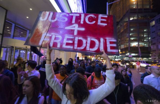 Za smrť Freddieho Greya nemôže obvinený policajt