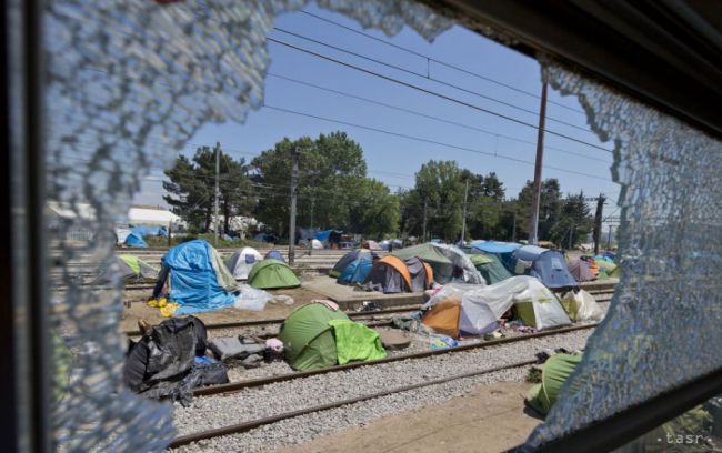 Desiatky migrantov ušli z tábora v Grécku, iných premiestňujú