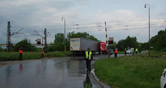 FOTO: Dopravná nehoda kamióna na železničnom priecestí