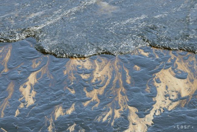 Ropná škvrna znečistila pláž pri albánskom meste Vlora