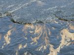 Ropná škvrna znečistila pláž pri albánskom meste Vlora