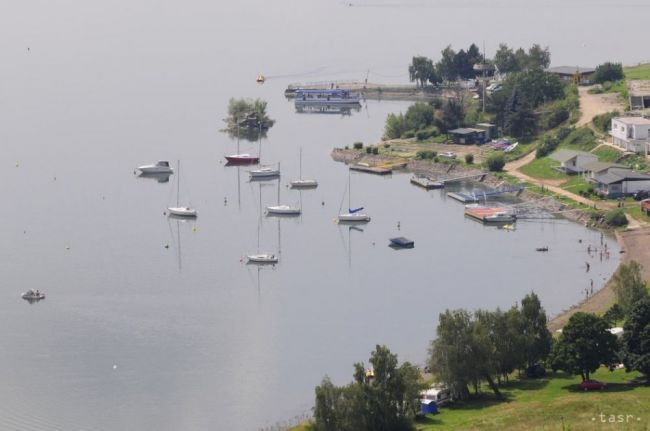 Počas búrky sa na Zemplínskej Šírave odtrhla od brehu kotviaca loď