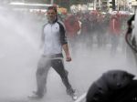 Belgická polícia zasiahla proti výtržníkom na proteste vodnými delami