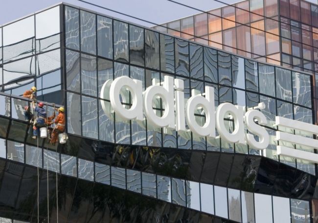 Adidas bude opäť vyrábať obuv v Nemecku. V továrni prevažne s robotmi