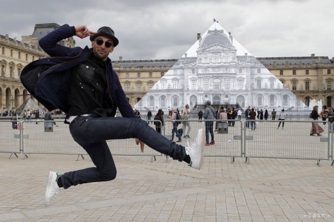 Umelec využil optický klam, nechal zmiznúť pyramídu v Louvri