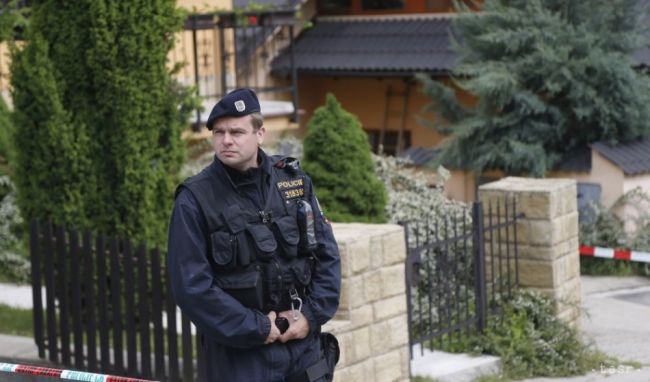 V Prahe našli v aute mŕtveho muža, zrejme si podrezal krk