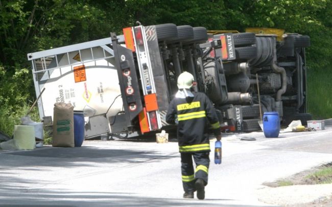 Na českej D2 sa prevrátil kamión s dusíkom, doprava je zastavená