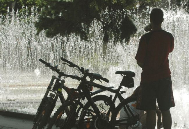 Holandská vláda zvažuje, že cyklistom zakáže telefonovať počas jazdy