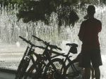 Holandská vláda zvažuje, že cyklistom zakáže telefonovať počas jazdy