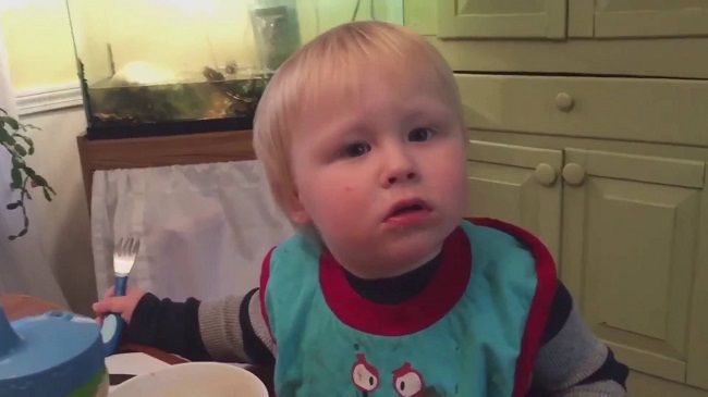 Video: Roztomilý chlapček nemôže nájsť vidličku