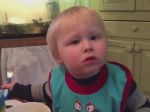 Video: Roztomilý chlapček nemôže nájsť vidličku