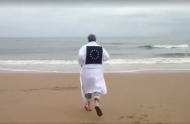 VIDEO: Europoslanec plával v Severnom mori za zotrvanie Británie v EÚ