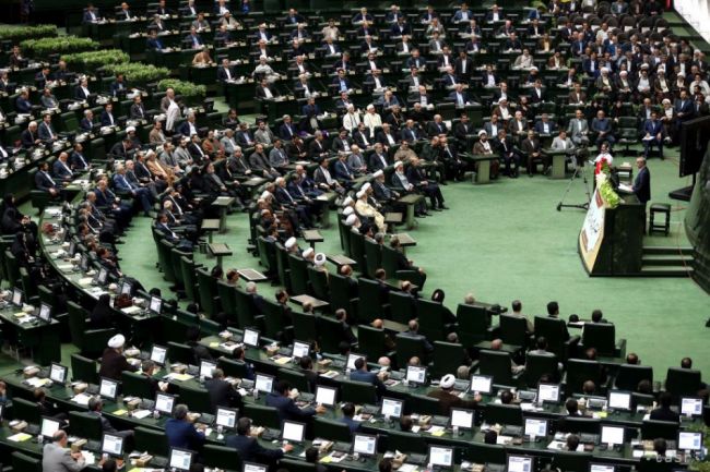 V Iráne začal oficiálne pracovať novozvolený parlament