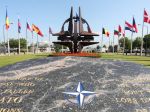 Hviezdu NATO presťahovali pred jej nové sídlo v Bruseli