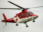 Leteckí záchranári pomáhali mladému vodičovi, ktorý narazil do stromu
